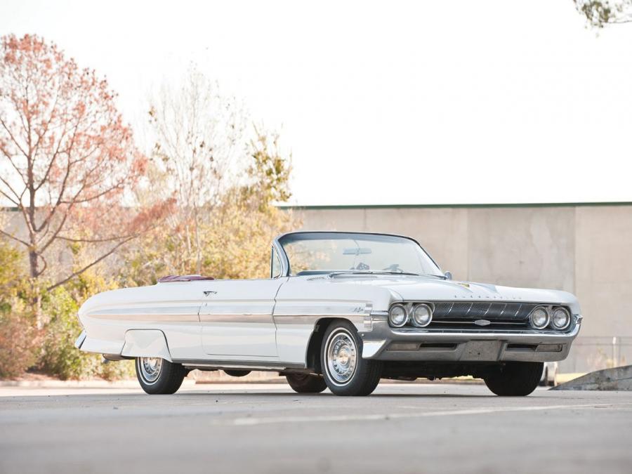  Oldsmobile Starfire Convertible (3667) 1961 года  (фото 2 из 7)
